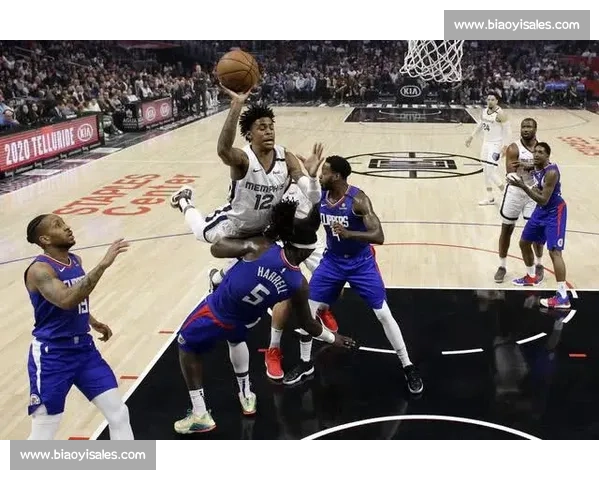 WNBA 惊现 “暴走萌娃”！婴儿爬赛中宝宝首次站立行走引爆全场