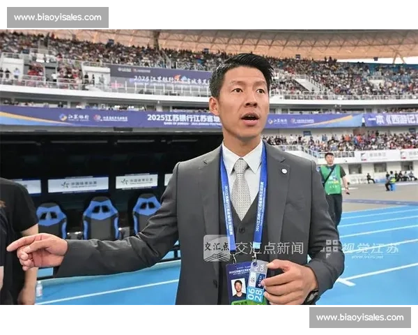 苏超 “西装主帅” 董松:江苏青训后卫的逆袭之路 苏超 “西装主帅” 董松:江苏青训后卫的逆袭之路