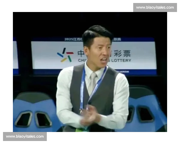 苏超 “西装主帅” 董松:江苏青训后卫的逆袭之路 苏超 “西装主帅” 董松:江苏青训后卫的逆袭之路